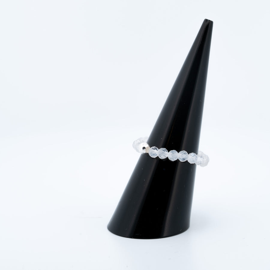 Balto Mėnulio akmens žiedas (briaunuotas) - Holy Dragonfly