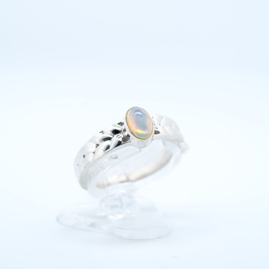 Sidabrinis žiedas su Etiopijos opalu "Šviesos ratas"