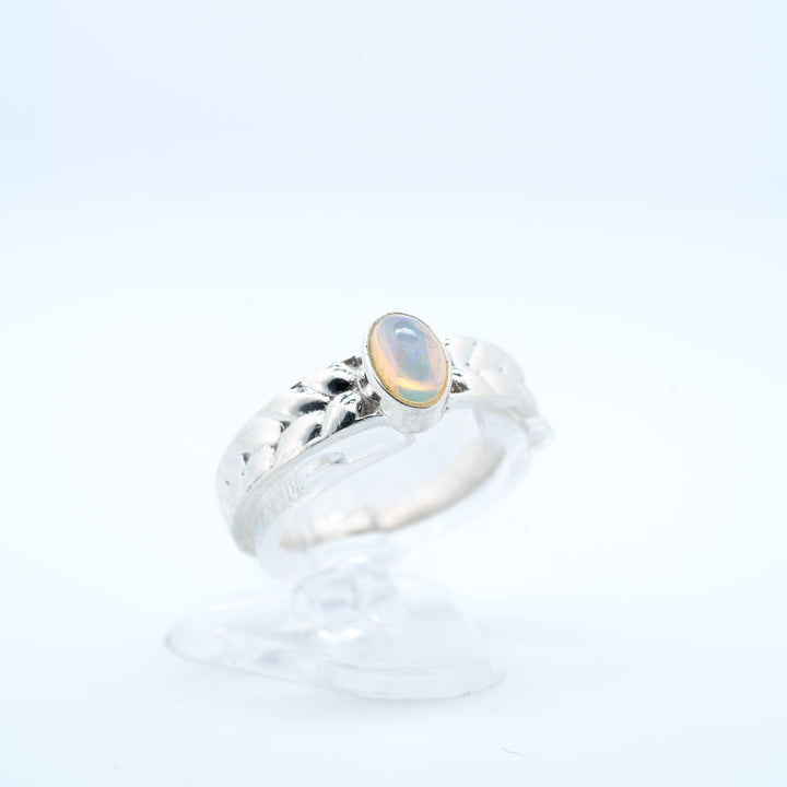 Sidabrinis žiedas su Etiopijos opalu "Šviesos ratas"