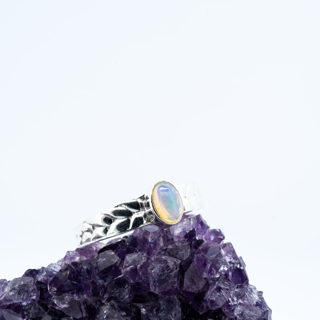 Sidabrinis žiedas su Etiopijos opalu "Šviesos ratas"