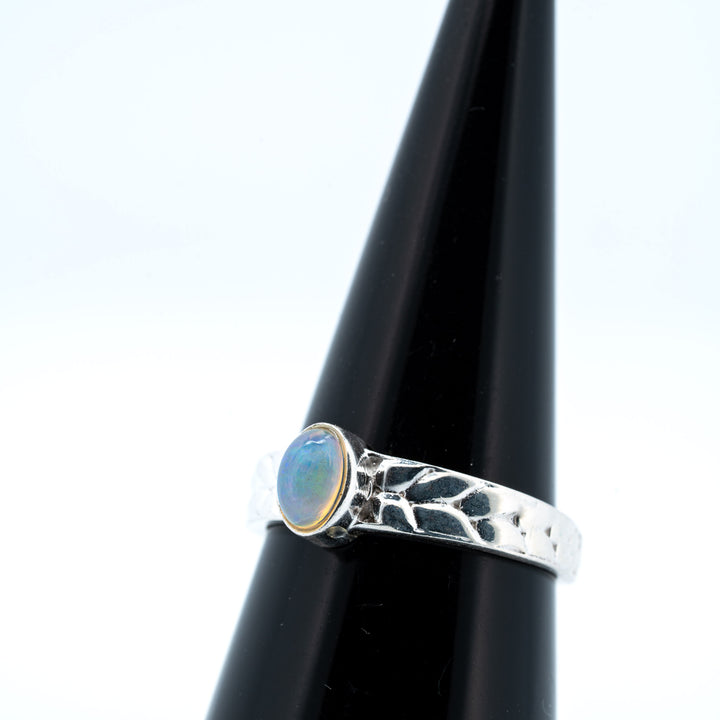 Sidabrinis žiedas su Etiopijos opalu "Šviesos ratas"
