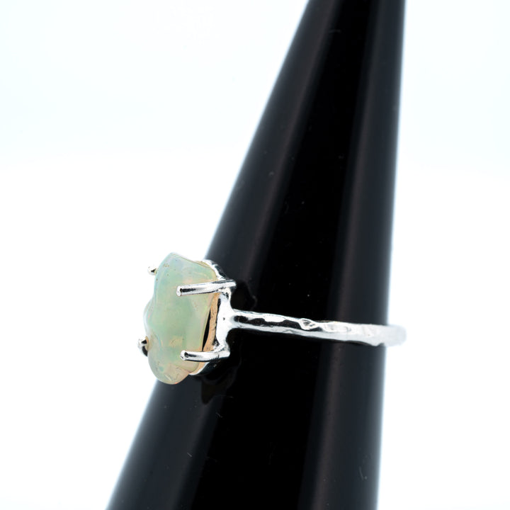 Sidabrinis žiedas su Etiopijos opalu "Ugnies tyla"