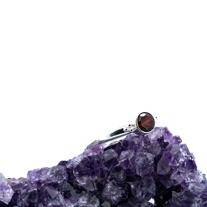 Sidabrinis žiedas su granatu "Gili širdis"