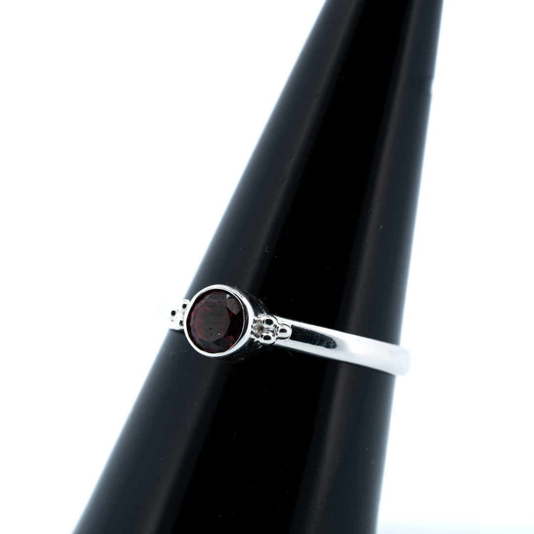 Sidabrinis žiedas su granatu "Gili širdis"