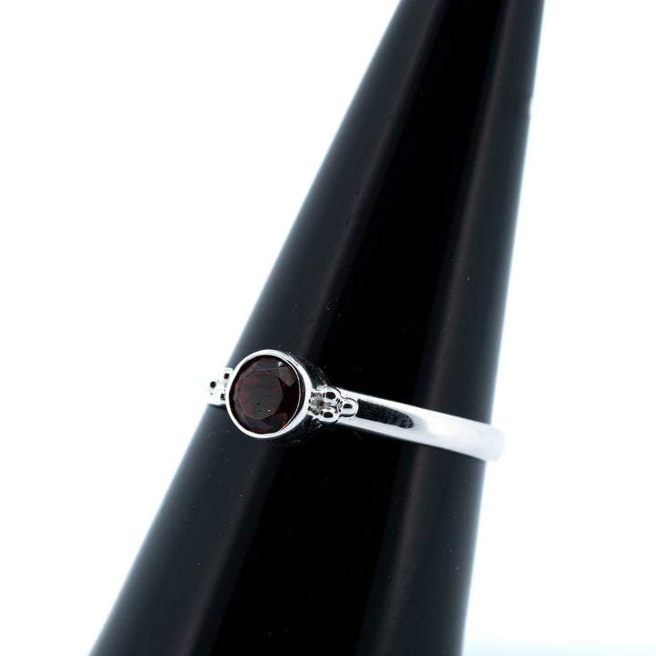 Sidabrinis žiedas su granatu "Gili širdis"