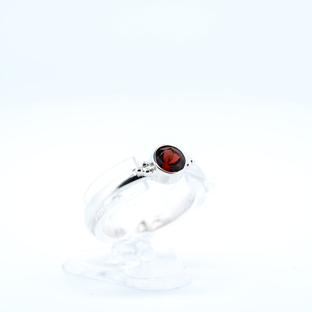 Sidabrinis žiedas su granatu "Gili širdis"