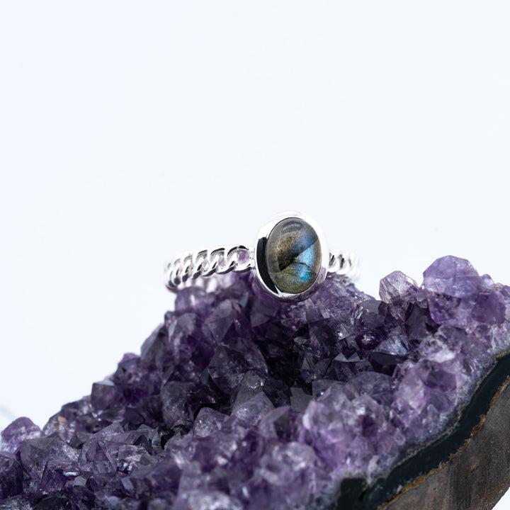 Sidabrinis žiedas su labradoritu "Intuicijos akmuo"