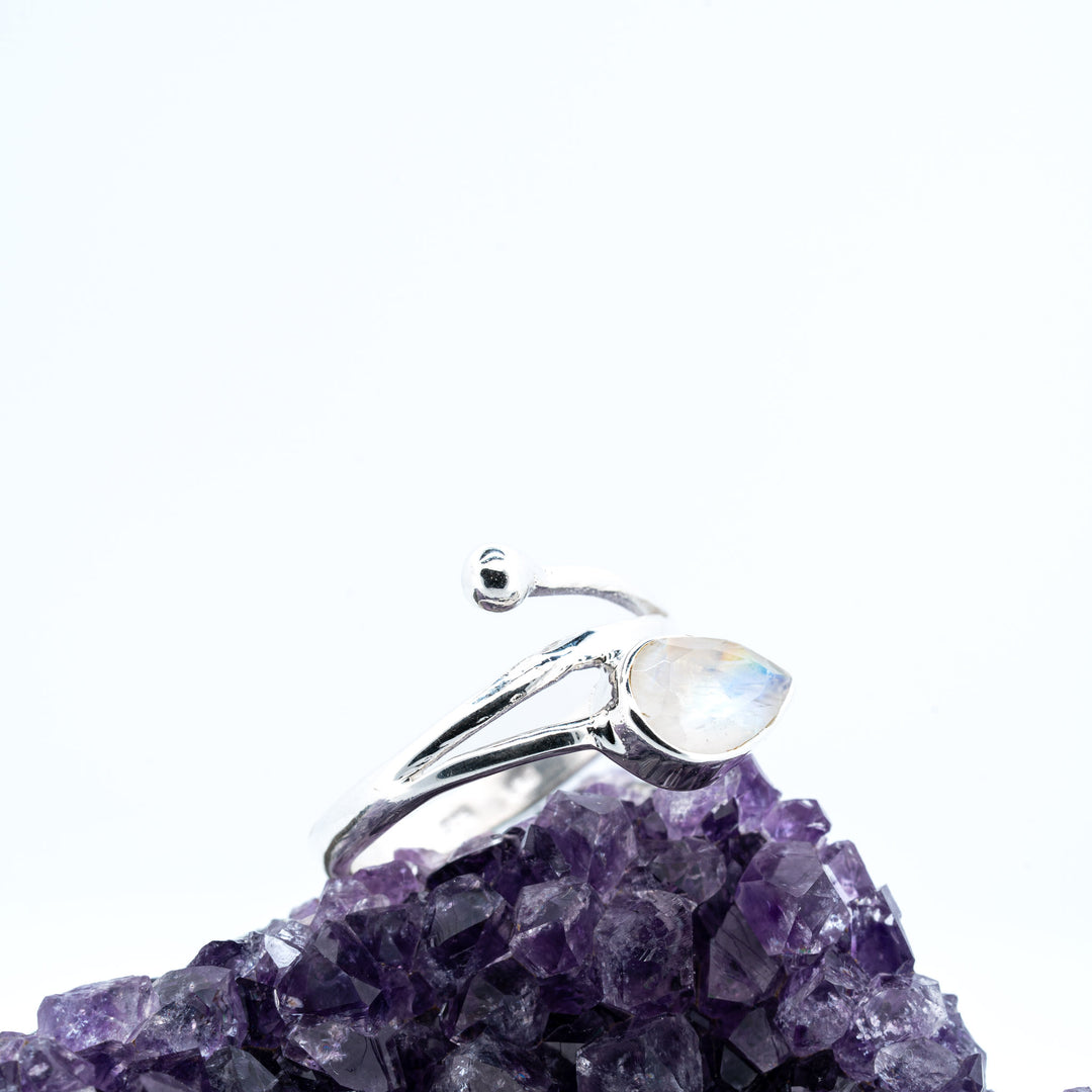 Sidabrinis žiedas su mėnulio akmeniu "Mėnulio ašara"