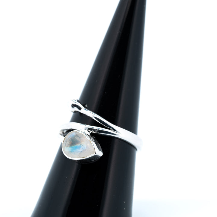 Sidabrinis žiedas su mėnulio akmeniu "Mėnulio ašara"