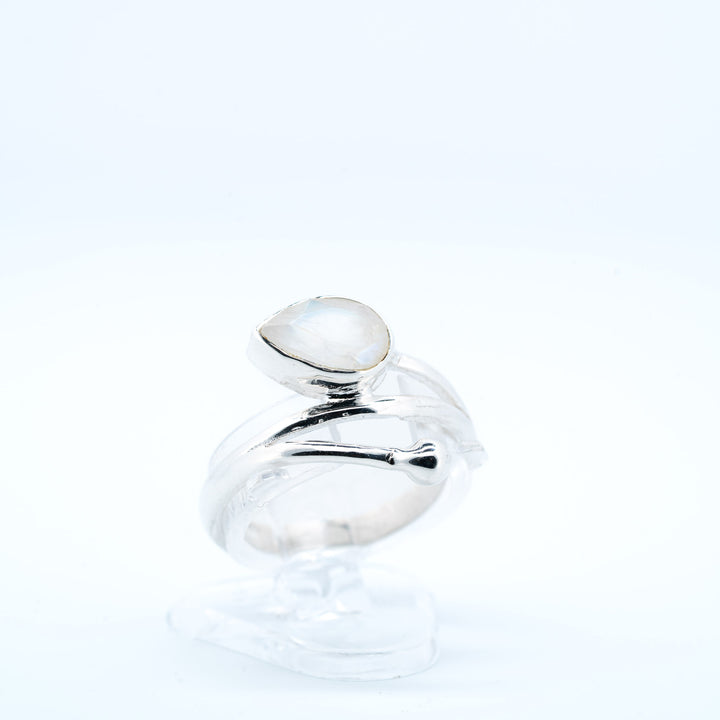 Sidabrinis žiedas su mėnulio akmeniu "Mėnulio ašara"