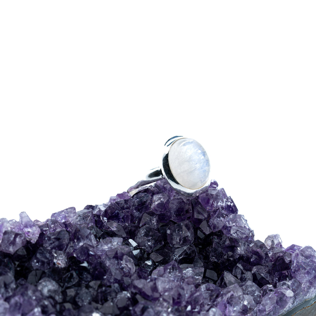 Sidabrinis žiedas su mėnulio akmeniu "Pilnaties globa"