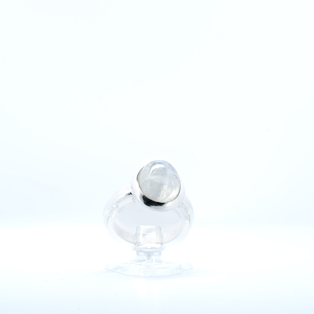 Sidabrinis žiedas su mėnulio akmeniu "Pilnaties globa"