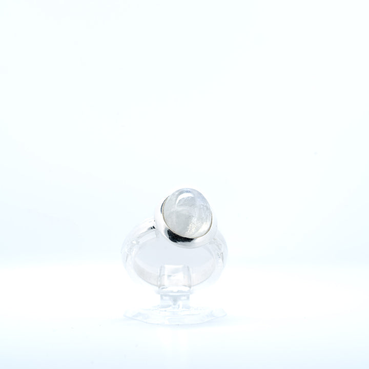 Sidabrinis žiedas su mėnulio akmeniu "Pilnaties globa"