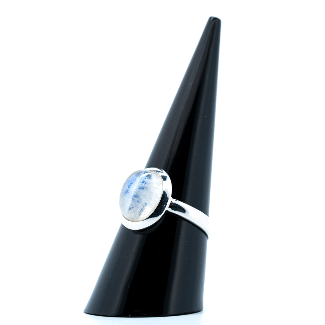 Sidabrinis žiedas su mėnulio akmeniu "Pilnaties globa"