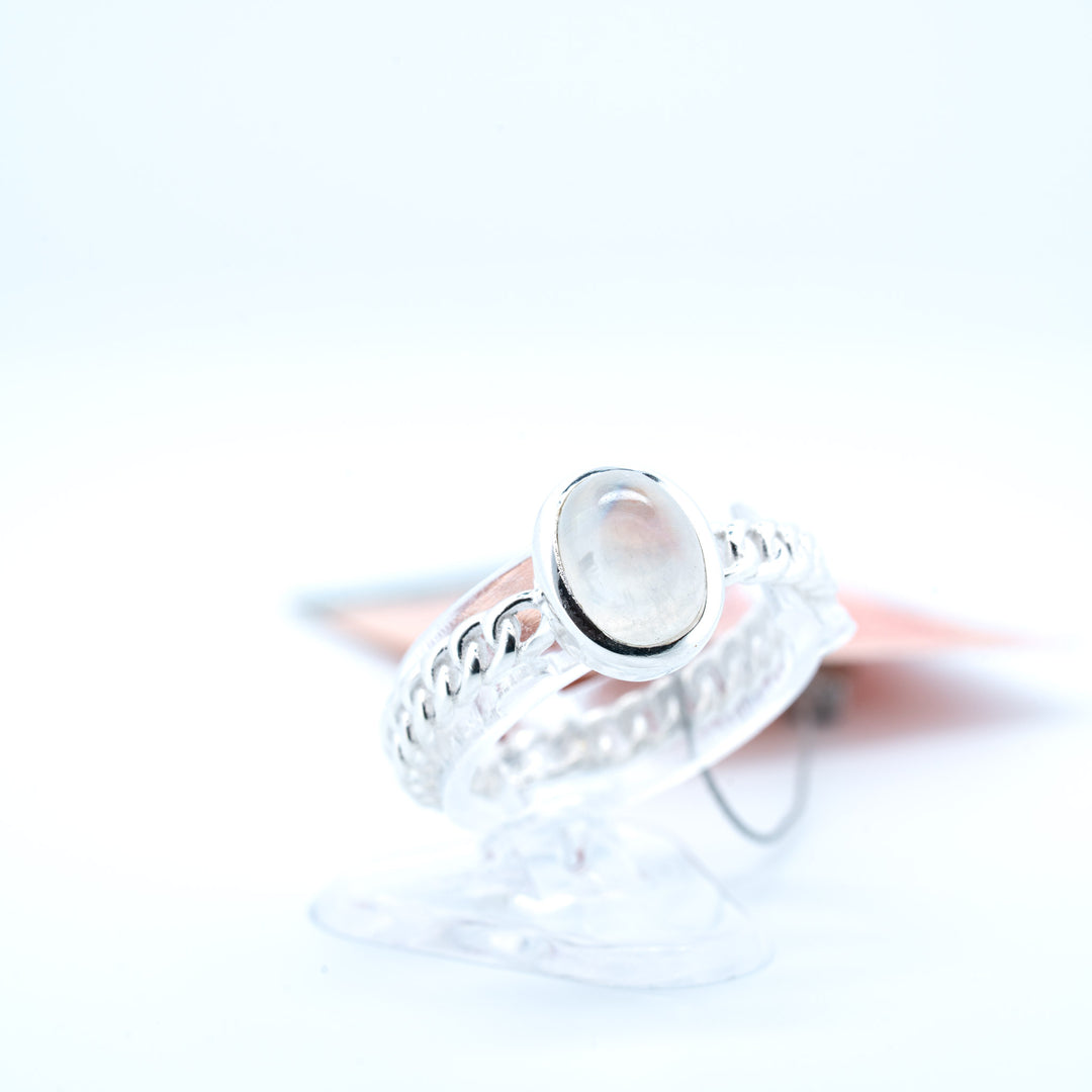 Sidabrinis žiedas su mėnulio akmeniu "Tylos ryšis"