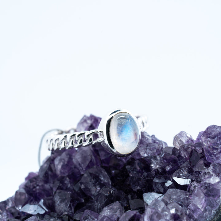 Sidabrinis žiedas su mėnulio akmeniu "Tylos ryšis"