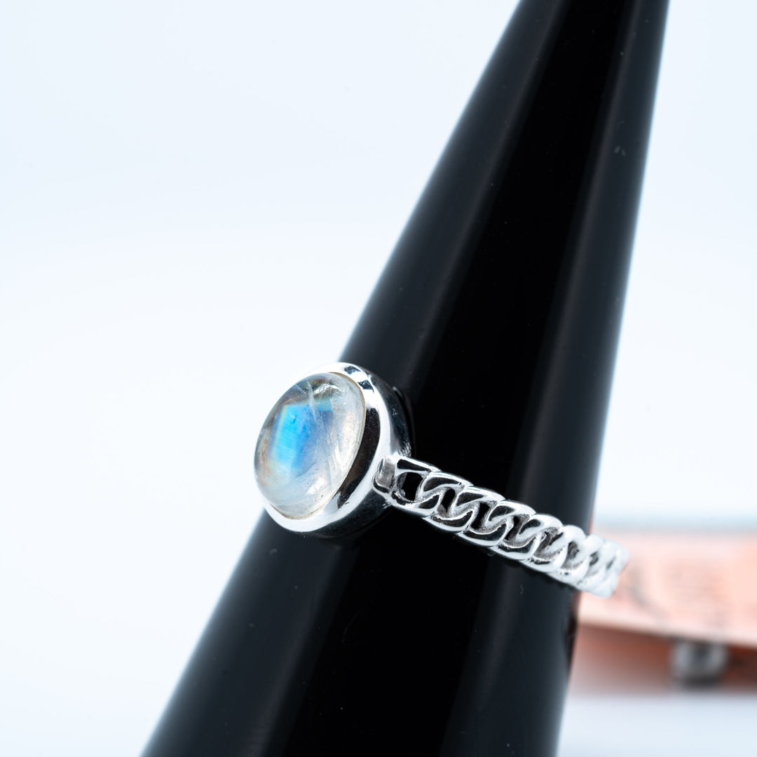 Sidabrinis žiedas su mėnulio akmeniu "Tylos ryšis"