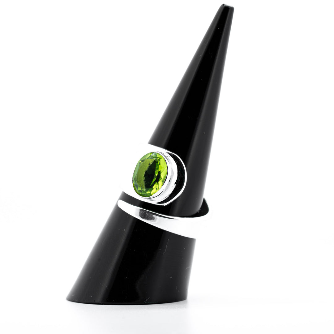 Sidabrinis žiedas su peridotu "Pavasario širdis"