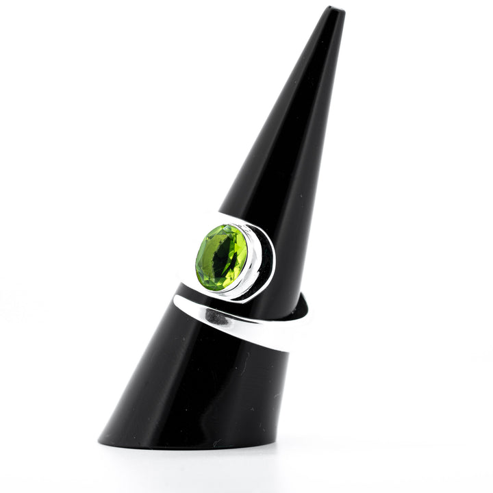 Sidabrinis žiedas su peridotu "Pavasario širdis"