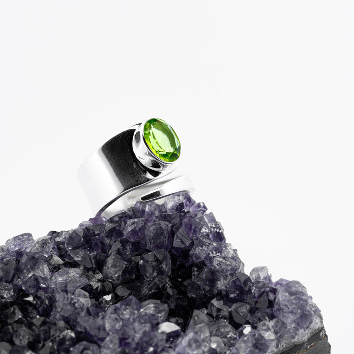 Sidabrinis žiedas su peridotu "Pavasario širdis"