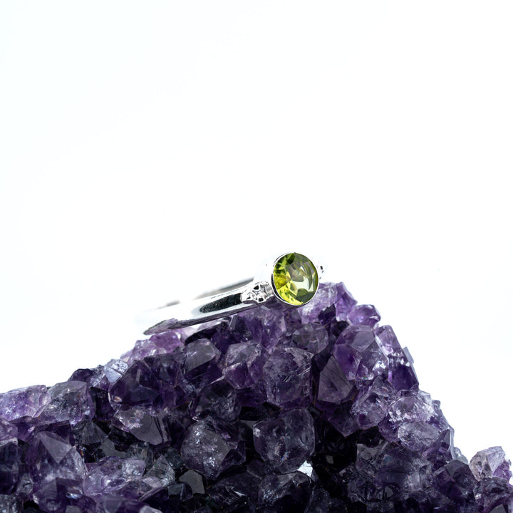 Sidabrinis žiedas su peridotu "Širdies šviesa"