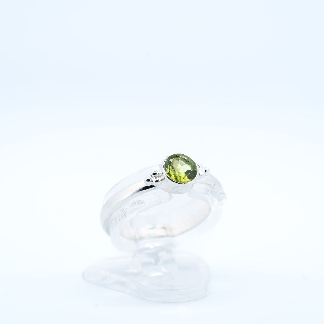 Sidabrinis žiedas su peridotu "Širdies šviesa"