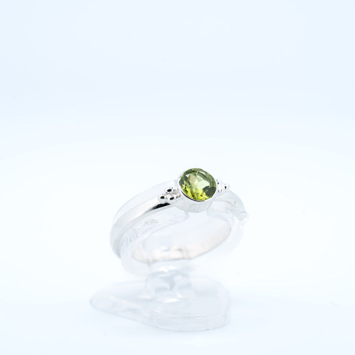 Sidabrinis žiedas su peridotu "Širdies šviesa"