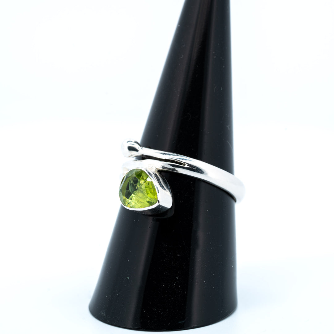 Sidabrinis žiedas su peridotu "Ramybės Spindesys"