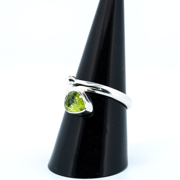 Sidabrinis žiedas su peridotu "Ramybės Spindesys"