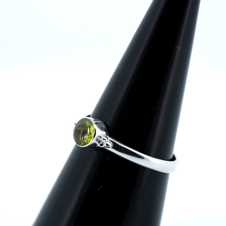 Sidabrinis žiedas su peridotu "Širdies šviesa"