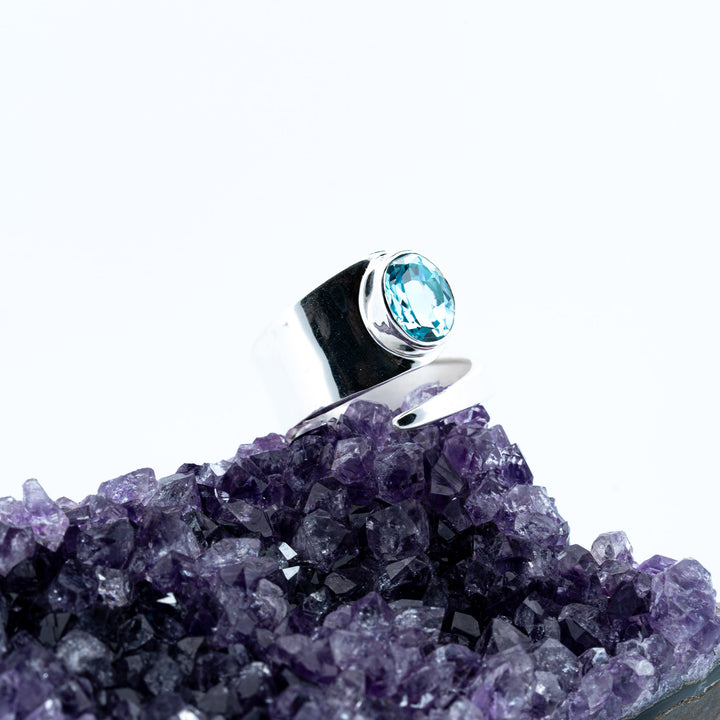 Sidabrinis žiedas su topazu "Dangaus gylis"