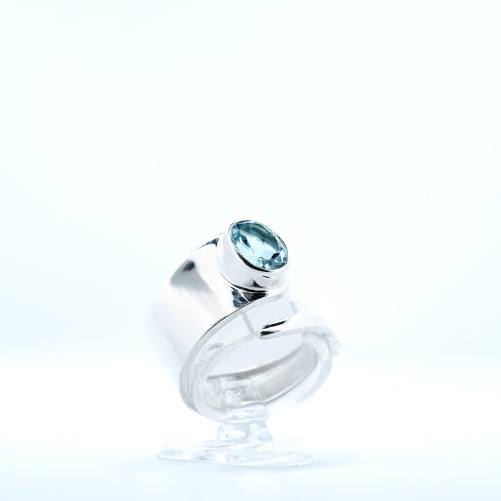 Sidabrinis žiedas su topazu "Dangaus gylis"