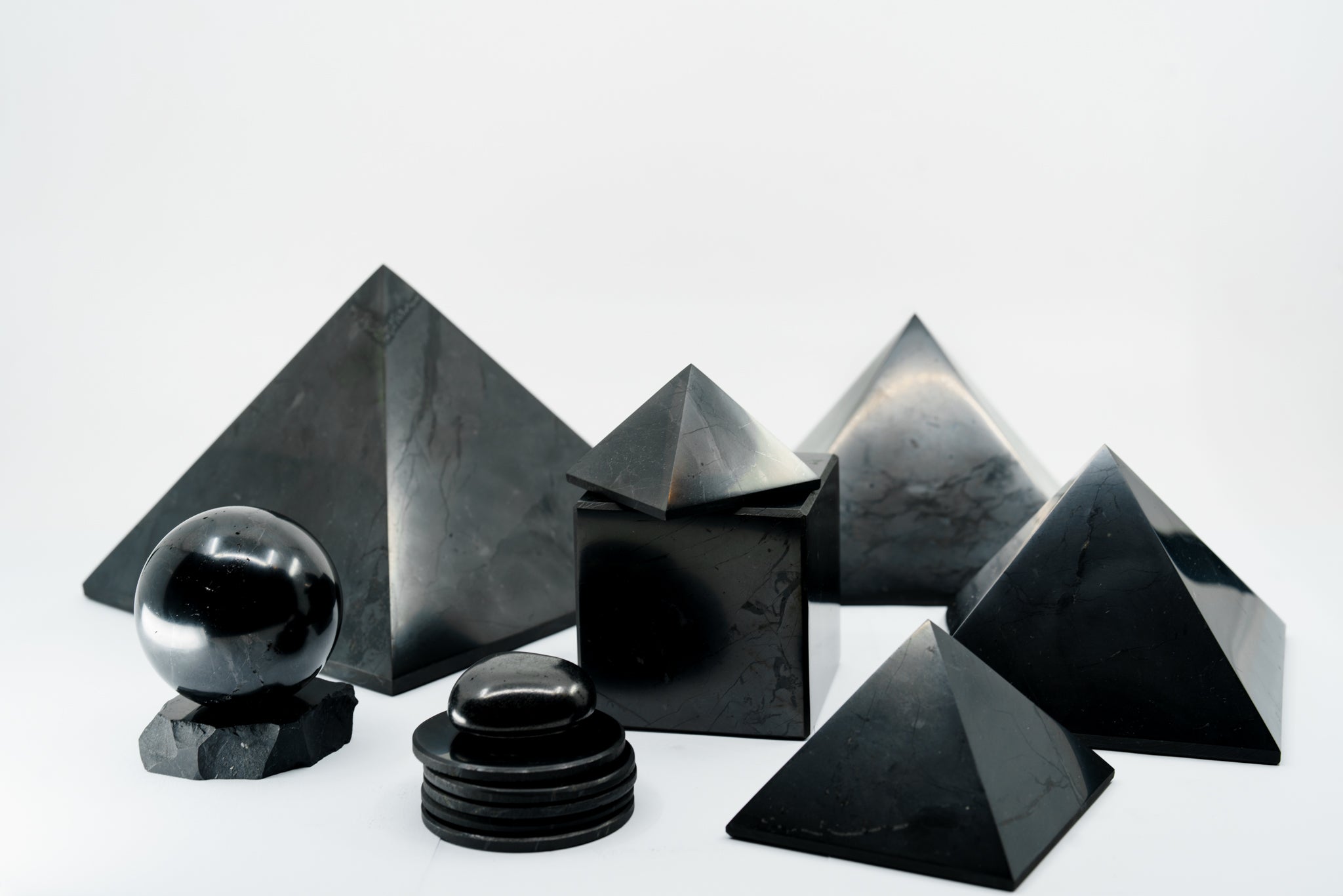 Šungito akmenys, mineralai, kristalai, žvakidės, sferos, piramidės, kūbai