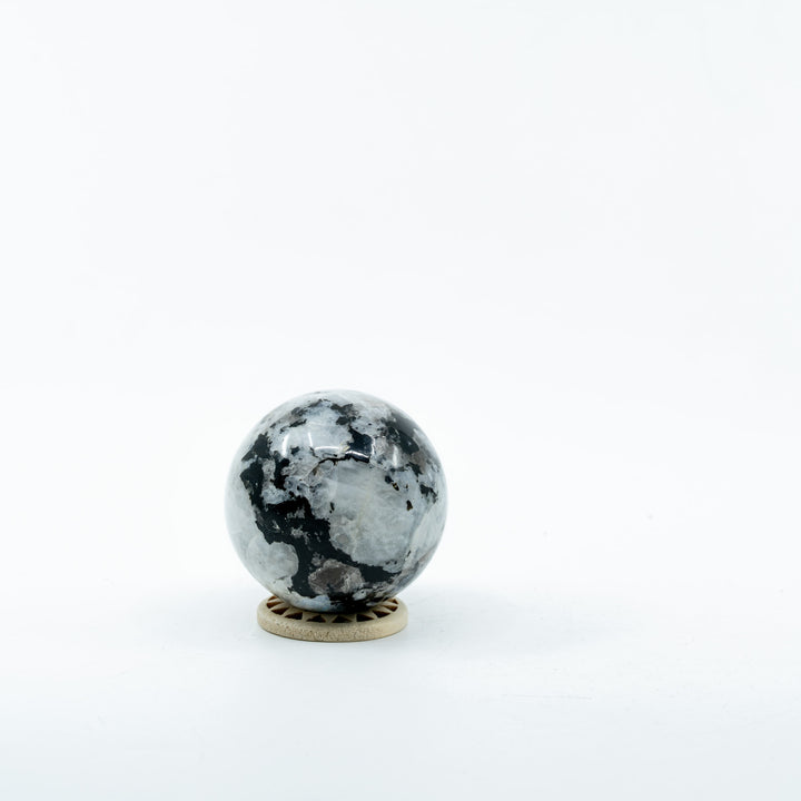 Balto Mėnulio akmens sfera 195 g