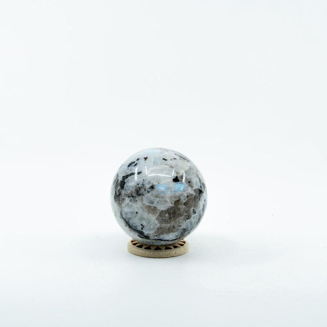 Balto Mėnulio akmens sfera 235 g