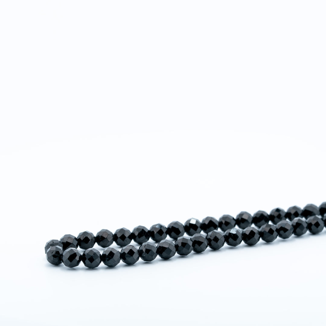 Juodo turmalino (šerlo) facetuotų karoliukų gija 6 mm