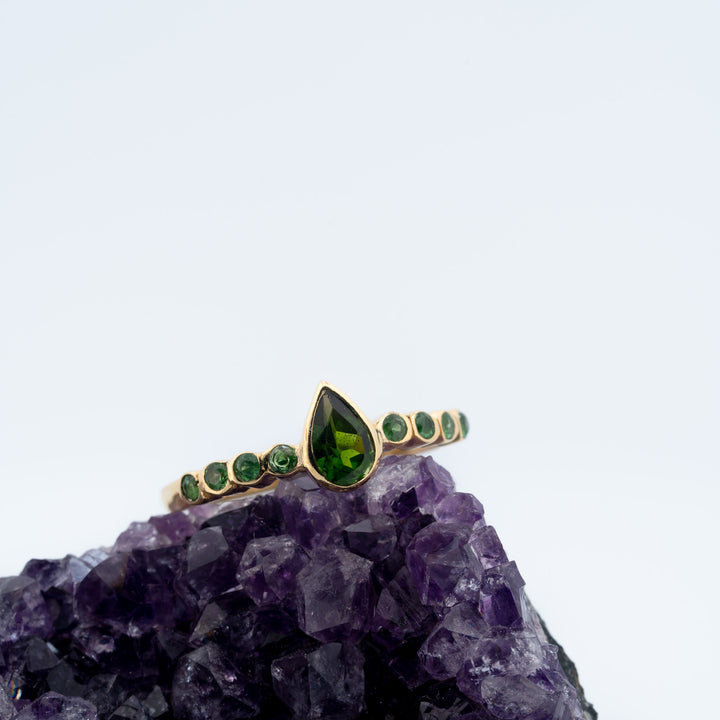 Paauksuotas sidabrinis žiedas su chromo diopsidu „Žemės alsavimas“