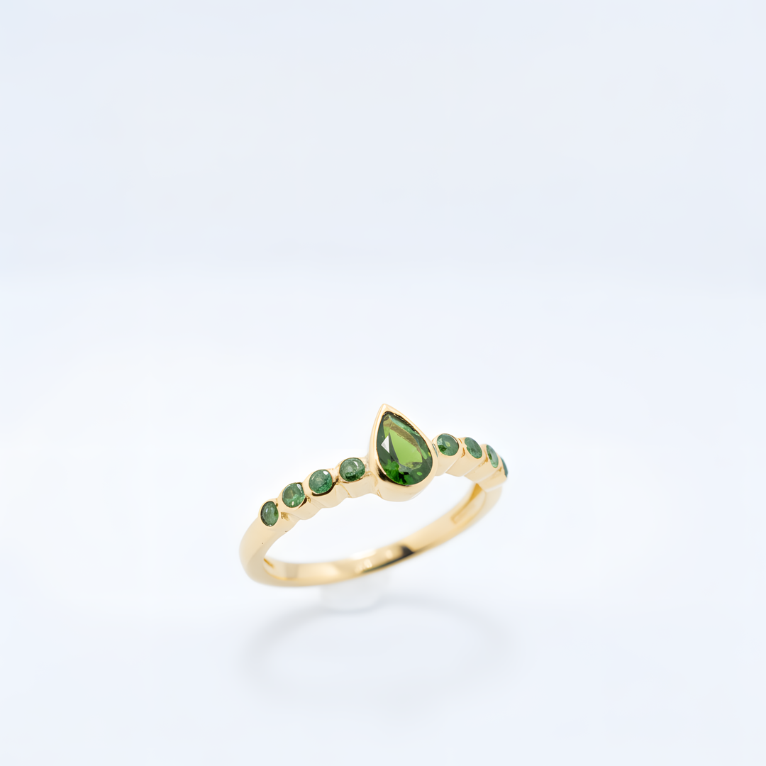 Paauksuotas sidabrinis žiedas su chromo diopsidu „Žemės alsavimas“