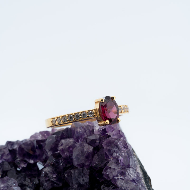 Paauksuotas sidabrinis žiedas su granatu „Raudonos šviesos kelias“