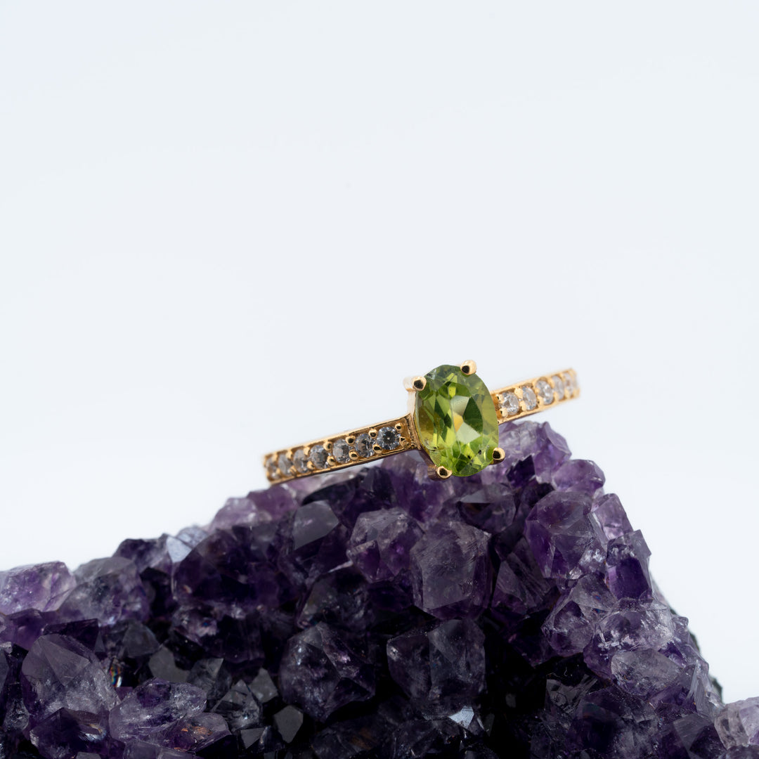 Paauksuotas sidabrinis žiedas su peridotu „Žemės šviesa“