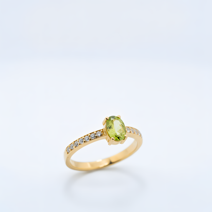 Paauksuotas sidabrinis žiedas su peridotu „Žemės šviesa“