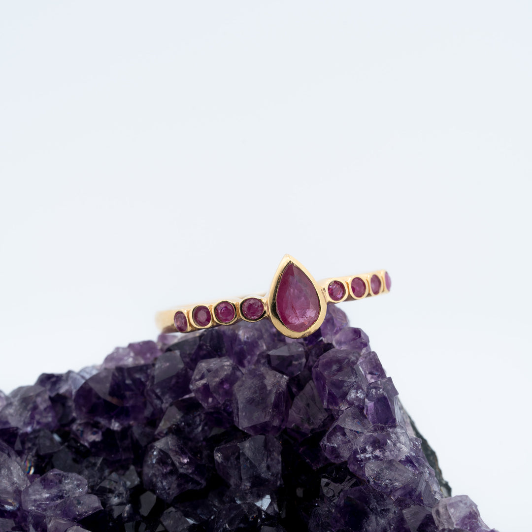 Pauksuotas sidabrinis žiedas su rubelitu „Širdies lašas“