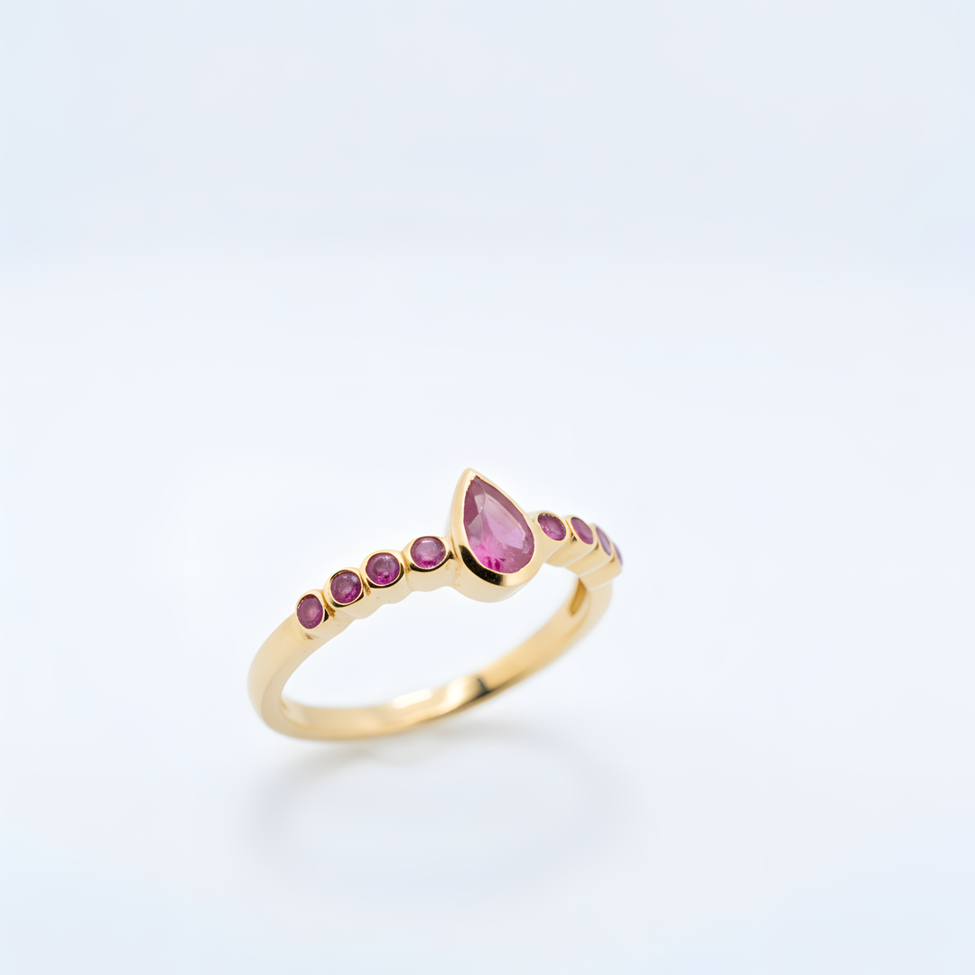 Pauksuotas sidabrinis žiedas su rubelitu „Širdies lašas“