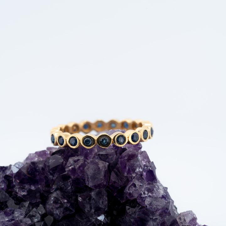 Paauksuotas sidabrinis žiedas su safyrais „Nakties giesmė“