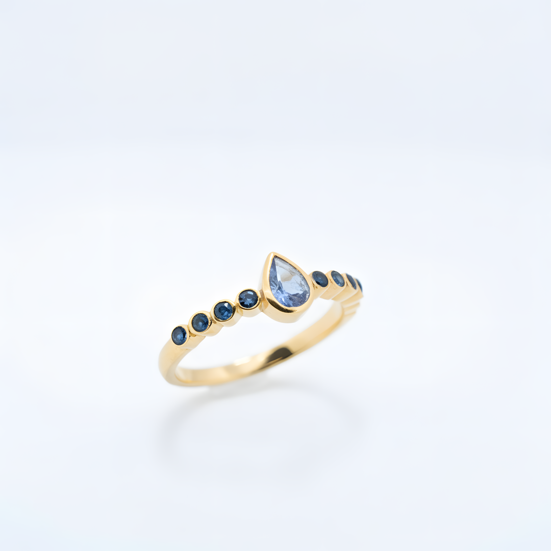 Paauksuotas sidabrinis žiedas su tanzanitu „Vandens šviesa"