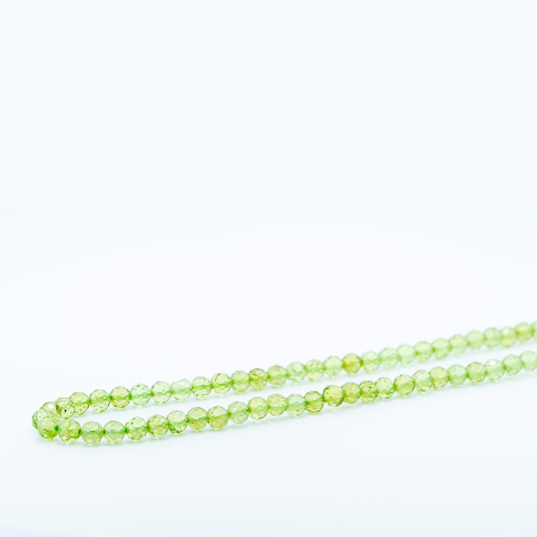 Peridoto (Chrizolito) karoliukų gija 4 mm