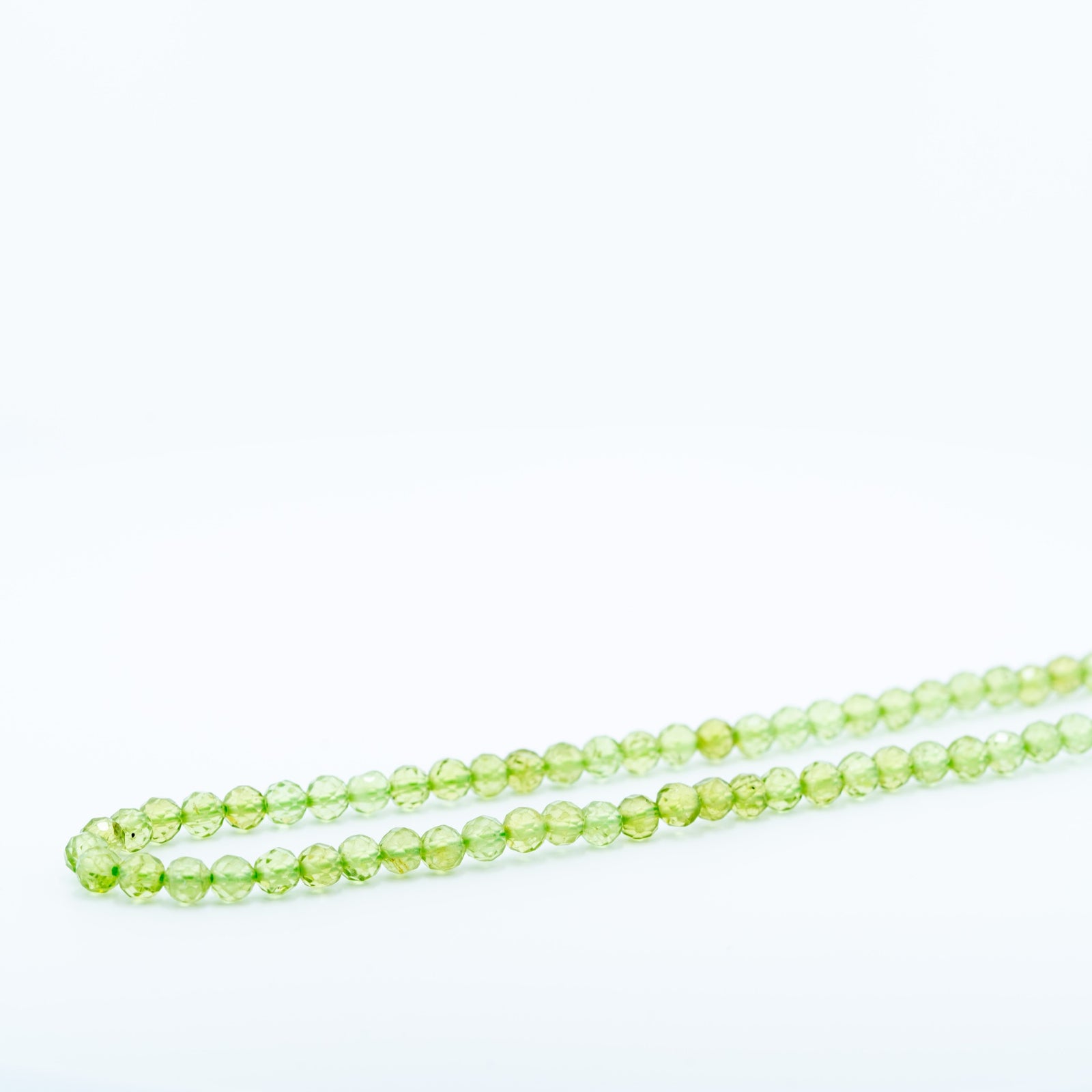 Peridoto (Chrizolito) karoliukų gija 4 mm - Holy Dragonfly