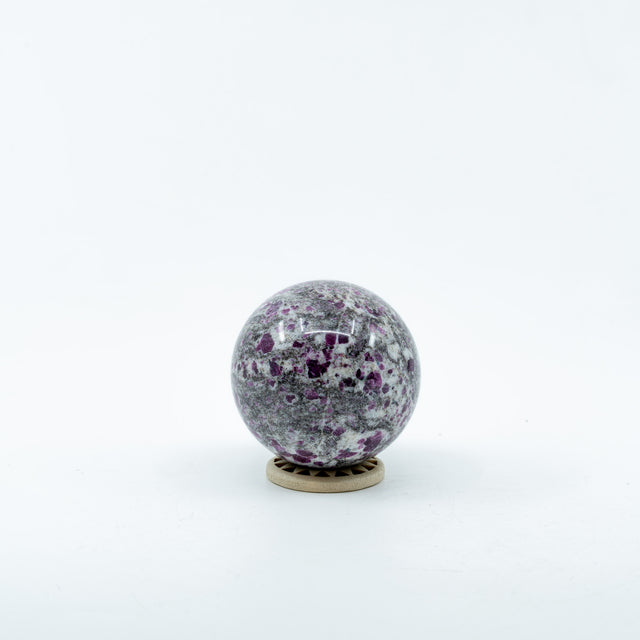 Rubino su albitu sfera 267 g