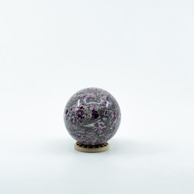 Rubino su albitu sfera 274 g