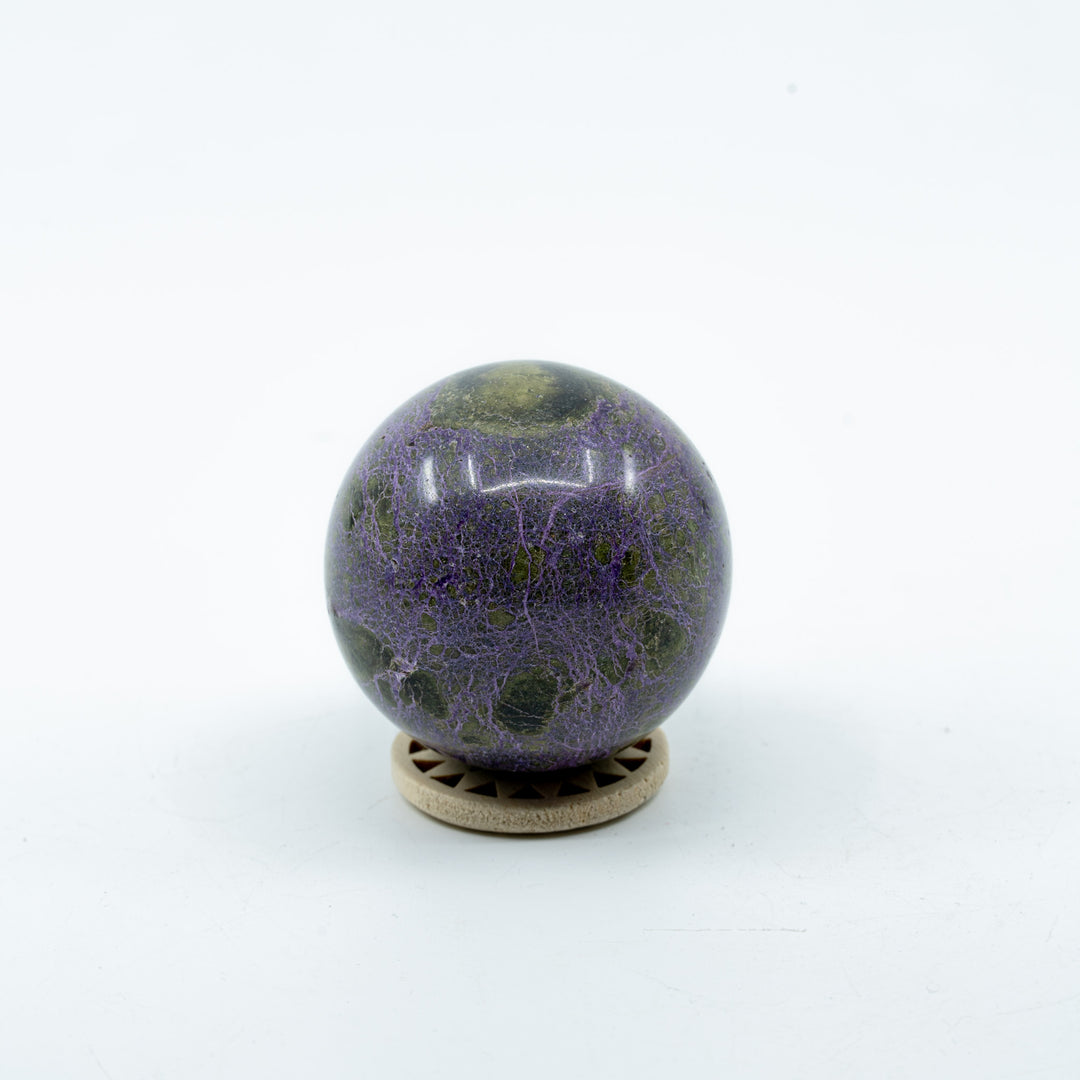 Serpentinas su stichtitu (Atlantisitas) sfera 158 g